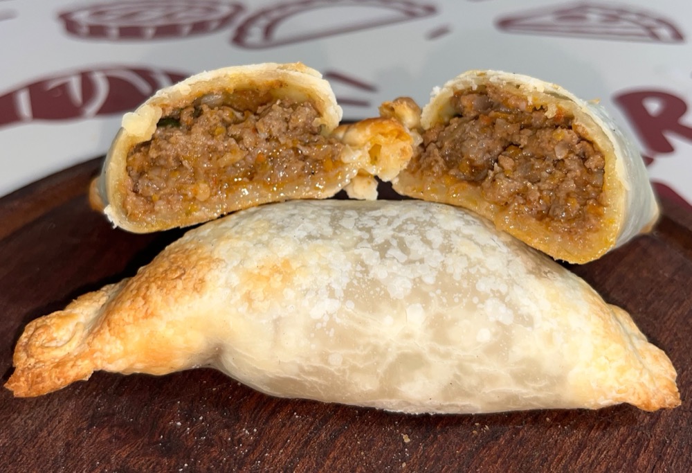 Empanada de carne porteña cortada al medio