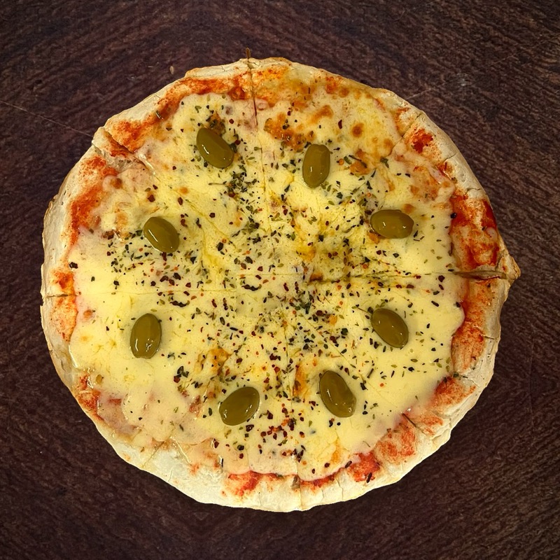 Pizza muzzarella con aceitunas